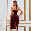 Moda Feminina Europeia e Americana 2026 Novo Vestido Slip de Veludo Mais Vendido com Cintura Recortada e Fenda, Vestido Francês de Comprimento Médio