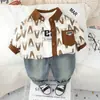 Conjunto de Tres Piezas para Niños: Chaqueta con Cremallera Triángulo Estampado Completo, Camisa Base Casual, Pantalones Estampados de Moda. Venta al por Mayor desde el Fabricante