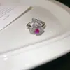 Anel aberto de gota d'água em zircônia, uma joia luxuosa e sofisticada com um design delicado, perfeito para o dedo indicador, exalando um estilo elegante e único