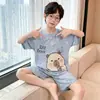 Pijama masculino estilo novo 2026, calça de manga curta de verão, fino e leve, adequado para crianças, meninos pequenos, adolescentes e crianças mais velhas, para usar em casa