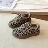Zapatos Casuales de Moda para Niñas 2026 Primavera y Otoño Nuevos Zapatillas para Niños Suela Suave Transpirables Retro Estampado de Leopardo Versátiles