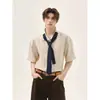 Ropa de verano para vacaciones en la isla para hombres: camisa de manga corta con textura a rayas azul neblina con corbata DK