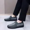 2026 Nuevos Zapatos de Malla Transpirable de Verano para Hombre Punta Redonda Simple Zapatos Casuales para Personas de Mediana Edad y Mayores Venta al por Mayor en Tienda Física Fuente de Artículos Más Vendidos