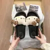 2026 Verão Aumenta-Altura Squishy Sapatos Chinelos de Solado Grosso Gatinho KT Uso Externo Praia Antiderrapante Fashion Sapatos Sandálias EVA