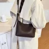 Bolso Cubo Sencillo para Mujer 2025 Nuevo Modelo Gran Capacidad para Viajes Diarios Casual Invierno Retro Bolso de Hombro con un Toque de Alta Gama