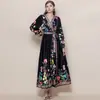 Foto Real de un Elegante Vestido Adelgazante de Estilo Corte Francés para Mujer con una Falda Larga Estampada de Línea A Grande