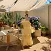 Vestido de tirantes amarillo de gasa de manga corta, único y hermoso, estilo francés, perfecto para fotos, con una falda escalonada de aspecto de hada