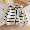 Ropa de Otoño para Niñas Coreanas Nuevo Estilo Dulce Dibujo Animado Tejido Kt Cat Rayas Azul Marino Cuello Suéter Cárdigan
