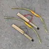 Arcos y Flechas Shenlong de 70 cm en Blíster Hechos de Bambú, Arcos y Flechas Impresos con Dragones, Juguetes de Tiro al Aire Libre para Niños, Artesanías para Atracciones Turísticas al por Mayor