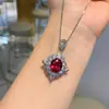 2023 Nuevo Cruz Deseo Estilo Retro Europeo Corindón Rojo Simulado Cuadrado Colgante Collar Anillo Conjunto Mujeres