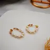 Nuevos Pendientes Dorados Hechos a Mano Estilo Retro Perlas de Agua Dulce Aguja de Plata 925 Adornos para Orejas Joyería Versátil Simple Estilo Barroco