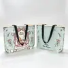 Las nuevas bolsas de regalo tejidas para el Festival de Medio Otoño se pueden imprimir con logotipos, usar para empaquetar regalos y laminar como bolsas de recuerdo.