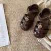 Sandalias de Camelia para Niños 2026 Verano Zapatos Romanos para Niñas Zapatos de Playa Tejidos para Niñas Zapatos Cerrados para Bebés y Niños Pequeños Modernos
