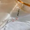 Brincos Pequenos de Flor de Cerejeira para Mulheres, Cor Contrastante Bicolor, Flor de Cinco Pétalas, Brinco Delicado e Pequeno, Versátil para o Dia a Dia, Brincos para Cuidado do Furo da Orelha