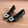 Salto alto de bico fino com fivela quadrada de cristal opcional em duas cores para mulheres, salto fino, corte baixo, emagrecedor, versátil, para o trabalho, trajeto diário, sapatos de salto