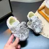 Zapatillas de entrenamiento cálidas de felpa con suela suave y diseño de dibujos animados de moda para niñas, zapatillas nuevas de otoño/invierno 2026 para niñas