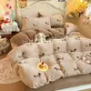 Juego de ropa de cama de cuatro piezas de terciopelo de leche engrosado de grado A con estampados de dibujos animados, que incluye una funda de edredón y una sábana bajera, adecuado para otoño e invierno, y diseñado para dormitorios estudiantiles