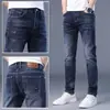 Jeans ajustados de mezclilla elástica para hombre, estilo coreano, de alta gama, ajustados, skinny, para la temporada Primavera/Verano 2026 en Hong Kong, pantalones largos casuales de moda