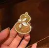 Nuevo Estilo Popular Broche de Calabaza con Incrustaciones de Concha y Perlas Micro, Broche de Estilo Chino Moderno y Elegante, Accesorio de Regalo para Mujer