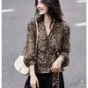 Camisa de manga comprida com estampa de leopardo na cor café, estilo retrô de Hong Kong, para mulheres, nova coleção de outono 2026, com cintura de amarração e design sofisticado