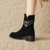 Nueva hebilla de cinturón Botas de mujer de terciopelo mate otoño e invierno tacón cuadrado tacón medio cortas Botas de jinete 33-43 botas de comercio exterior