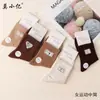 Novas meias de outono e inverno até a panturrilha para mulheres, com estilo preppy, design sem costura, material de algodão respirável e estampas de letras da moda, disponíveis para atacado