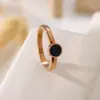 Anillo redondo de concha negra Joker de la versión coreana de la red de viento frío rojo, anillo de acero de titanio para mujer, junta para el dedo índice, venta directa de fábrica