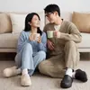 Pantuflas de algodón felpudo impermeables de EVA para mujer en invierno, pantuflas de algodón cerradas cálidas de felpa antideslizantes de suela suave para parejas en invierno