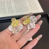 Pendientes Metálicos Color Bloque Forma de Flor con Diamantes Color Aguja Plateada, Superficie Brillante, Minimalista, Lujo Ligero, Sencillo, Moderno, Gama Alta, Pendientes de Nicho