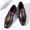 Zapatos de cuero para hombre tipo mocasín de talla grande, clásicos de negocios en café y negro, esenciales versátiles para el verano con un diseño sencillo