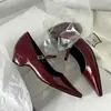 Hermosos zapatos Mary Jane de estilo francés con tacón oculto, que cuentan con un diseño de una sola tira, una puntera poco profunda y una punta fina, perfectos para el uso diario.
