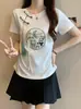 Nueva Camiseta Blanca Bordada de Estilo Chino para Mujer para Verano, Diseñada para Favorecer Figuras de Tallas Grandes, con un Estilo Chino Moderno y Mangas Cortas de Hombro Normal