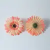 Atacado de Flores Artificiais Laranja Africanas de Alta Qualidade para Casamento Decoração de Casa Decoração Suave Design Decoração de Pétalas de Flores Artificiais