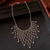 Colar de Flor Esmaltada com Contas de Pérola para Mulheres Luxo Leve Toque de Alto Padrão Corrente para Clavícula Design Vintage Acessório de Colar Versátil Venda por Atacado