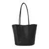 Bolsa de palha tecida estilo retrô, grande capacidade, adequada para o trabalho, uso casual e uso diário, uma bolsa de ombro versátil e fashion que também pode ser carregada sob o braço.