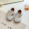 Sapatos de Couro Redondos Bordados Fofos de Desenho Animado para Bebês Meninas, Novos Sapatos Macios para Bebês Caminharem, Coleção Primavera e Outono 2026