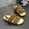 Sandálias femininas estilosas de calçar com design de tira única, coleção outono/inverno 2026, apresentando material felpudo e estilo inspirado em Birkenstock