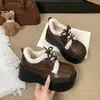 Sapatos de Algodão com Solado Grosso e Forro de Lã para Mulheres 2026 Novo Inverno Quente Estilo Britânico Sapatos Pequenos de Couro Retro Versátil Botas de Neve