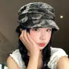 Boina de pico de pato plisada rasgada estilo camuflaje americano para mujer, nueva moda nicho 2026 sombrero ecuestre de alta gama