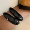 2026 Novo Estilo Bico Redondo Laço Sola Reta Tira Única Xadrez Sola Macia Sapatilha de Ballet Pérola para Comutação para Mulheres