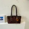 Bolso de Axila Mate Retro Maillard para Mujer Otoño Gran Capacidad Moderno Fresco Remache Casual para Viajar Bolso de Hombro Único