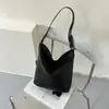 Bolsa de ombro tipo balde com padrão trançado e cor sólida de grande capacidade, novo estilo verão 2026, personalizada para trabalho e deslocamento