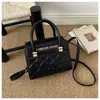 Tendencia transfronteriza bolso de mano cuadrado pequeño dulce para mujer bolso 2026 otoño nueva llegada bolso de hombro único con relieve de corazón bolso cruzado para ir al trabajo