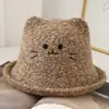 Nuevo Sombrero de Cuenca de Terciopelo de Cordero Otoño e Invierno Bordado con Gatito Lindo y Dulce Sombrero de Pescador Pequeño Cálido y a Prueba de Frío para Exteriores que Muestra la Cara