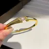Anel de diamante beijado pelas estrelas Pulseira com fecho de zircônia cúbica redonda Corrente de mão fria e minimalista Joias de mão simples e da moda para mulheres Atacado