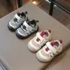 Zapatos deportivos modernos y funcionales para bebés y niños pequeños, nuevo diseño ligero adecuado para el uso diario durante la etapa de aprender a caminar, cómodos zapatos para caminar