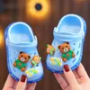 Chinelos infantis de EVA verão internos antiderrapantes fábrica macios sapatos com furos para meninos sandálias fechadas para meninas de bebê