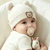 Gorro de punto 3D con orejas de oso estilo coreano para bebé, suave y acogedor, con parche de oso, gorro para recién nacido para bebé en otoño e invierno