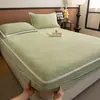Colcha acolchada de terciopelo de leche engrosada para otoño e invierno con ribete de pelo de visón, protector de colchón que cubre completamente y a prueba de polvo, lavable a máquina y cálido