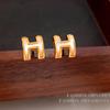 Pendientes de botón de plata S925 dorados con baño de cobre, letra H francesa simple, personalidad, alto sentido, moda, pendientes nuevos 2482